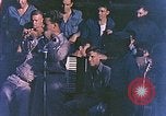 Image Le Capitaine de corvette Eddie Peabody et la troupe de divertir les marins Ulithi Îles Caroline, 1944, de la seconde 17 séquences d'archives historiques vidéo 65675059677