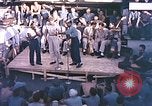 Image Le Capitaine de corvette Eddie Peabody et la troupe de divertir les marins Ulithi Îles Caroline, 1944, de la seconde 34 séquences d'archives historiques vidéo 65675059677