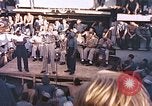 Image Le Capitaine de corvette Eddie Peabody et la troupe de divertir les marins Ulithi Îles Caroline, 1944, de la seconde 53 séquences d'archives historiques vidéo 65675059677