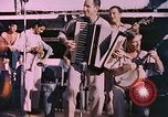 Image marins jouant des instruments Océan Pacifique, 1944, de la seconde 4 séquences d'archives historiques vidéo 65675059679