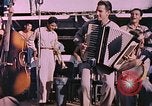 Image marins jouant des instruments Océan Pacifique, 1944, de la seconde 5 séquences d'archives historiques vidéo 65675059679