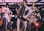 Image marins jouant des instruments Océan Pacifique, 1944, de la seconde 6 séquences d'archives historiques vidéo 65675059679