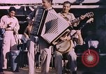 Image marins jouant des instruments Océan Pacifique, 1944, de la seconde 7 séquences d'archives historiques vidéo 65675059679