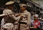 Standbild Crew der USS Wels erhalten U-Boot-Krieg Insignia Pearl Harbor Hawaii USA, 1945, aus Sekunde 1 historischem Filmmaterial Videoclip 65675059778