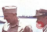 Standbild Crew der USS Wels erhalten U-Boot-Krieg Insignia Pearl Harbor Hawaii USA, 1945, aus Sekunde 3 historischem Filmmaterial Videoclip 65675059778