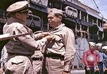 Standbild Crew der USS Wels erhalten U-Boot-Krieg Insignia Pearl Harbor Hawaii USA, 1945, aus Sekunde 5 historischem Filmmaterial Videoclip 65675059778