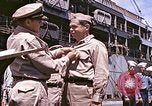 Standbild Crew der USS Wels erhalten U-Boot-Krieg Insignia Pearl Harbor Hawaii USA, 1945, aus Sekunde 6 historischem Filmmaterial Videoclip 65675059778