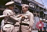 Standbild Crew der USS Wels erhalten U-Boot-Krieg Insignia Pearl Harbor Hawaii USA, 1945, aus Sekunde 7 historischem Filmmaterial Videoclip 65675059778