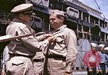 Standbild Crew der USS Wels erhalten U-Boot-Krieg Insignia Pearl Harbor Hawaii USA, 1945, aus Sekunde 8 historischem Filmmaterial Videoclip 65675059778
