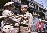 Standbild Crew der USS Wels erhalten U-Boot-Krieg Insignia Pearl Harbor Hawaii USA, 1945, aus Sekunde 9 historischem Filmmaterial Videoclip 65675059778