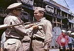 Standbild Crew der USS Wels erhalten U-Boot-Krieg Insignia Pearl Harbor Hawaii USA, 1945, aus Sekunde 10 historischem Filmmaterial Videoclip 65675059778