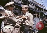 Standbild Crew der USS Wels erhalten U-Boot-Krieg Insignia Pearl Harbor Hawaii USA, 1945, aus Sekunde 11 historischem Filmmaterial Videoclip 65675059778