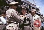 Standbild Crew der USS Wels erhalten U-Boot-Krieg Insignia Pearl Harbor Hawaii USA, 1945, aus Sekunde 12 historischem Filmmaterial Videoclip 65675059778