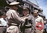 Standbild Crew der USS Wels erhalten U-Boot-Krieg Insignia Pearl Harbor Hawaii USA, 1945, aus Sekunde 13 historischem Filmmaterial Videoclip 65675059778