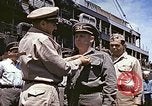 Standbild Crew der USS Wels erhalten U-Boot-Krieg Insignia Pearl Harbor Hawaii USA, 1945, aus Sekunde 14 historischem Filmmaterial Videoclip 65675059778