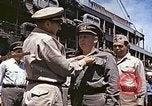 Standbild Crew der USS Wels erhalten U-Boot-Krieg Insignia Pearl Harbor Hawaii USA, 1945, aus Sekunde 16 historischem Filmmaterial Videoclip 65675059778