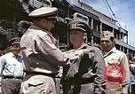 Standbild Crew der USS Wels erhalten U-Boot-Krieg Insignia Pearl Harbor Hawaii USA, 1945, aus Sekunde 17 historischem Filmmaterial Videoclip 65675059778