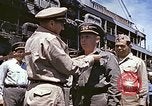 Standbild Crew der USS Wels erhalten U-Boot-Krieg Insignia Pearl Harbor Hawaii USA, 1945, aus Sekunde 18 historischem Filmmaterial Videoclip 65675059778
