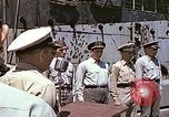 Standbild Crew der USS Wels erhalten U-Boot-Krieg Insignia Pearl Harbor Hawaii USA, 1945, aus Sekunde 19 historischem Filmmaterial Videoclip 65675059778