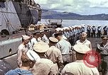 Standbild Crew der USS Wels erhalten U-Boot-Krieg Insignia Pearl Harbor Hawaii USA, 1945, aus Sekunde 25 historischem Filmmaterial Videoclip 65675059778