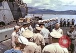 Standbild Crew der USS Wels erhalten U-Boot-Krieg Insignia Pearl Harbor Hawaii USA, 1945, aus Sekunde 26 historischem Filmmaterial Videoclip 65675059778