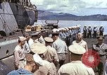 Standbild Crew der USS Wels erhalten U-Boot-Krieg Insignia Pearl Harbor Hawaii USA, 1945, aus Sekunde 27 historischem Filmmaterial Videoclip 65675059778