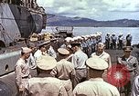 Standbild Crew der USS Wels erhalten U-Boot-Krieg Insignia Pearl Harbor Hawaii USA, 1945, aus Sekunde 28 historischem Filmmaterial Videoclip 65675059778