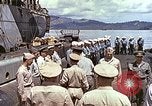 Standbild Crew der USS Wels erhalten U-Boot-Krieg Insignia Pearl Harbor Hawaii USA, 1945, aus Sekunde 29 historischem Filmmaterial Videoclip 65675059778