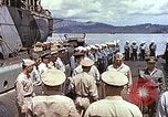 Standbild Crew der USS Wels erhalten U-Boot-Krieg Insignia Pearl Harbor Hawaii USA, 1945, aus Sekunde 30 historischem Filmmaterial Videoclip 65675059778