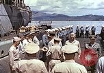 Standbild Crew der USS Wels erhalten U-Boot-Krieg Insignia Pearl Harbor Hawaii USA, 1945, aus Sekunde 31 historischem Filmmaterial Videoclip 65675059778