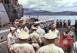 Standbild Crew der USS Wels erhalten U-Boot-Krieg Insignia Pearl Harbor Hawaii USA, 1945, aus Sekunde 32 historischem Filmmaterial Videoclip 65675059778