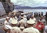 Standbild Crew der USS Wels erhalten U-Boot-Krieg Insignia Pearl Harbor Hawaii USA, 1945, aus Sekunde 33 historischem Filmmaterial Videoclip 65675059778