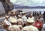 Standbild Crew der USS Wels erhalten U-Boot-Krieg Insignia Pearl Harbor Hawaii USA, 1945, aus Sekunde 34 historischem Filmmaterial Videoclip 65675059778