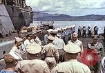 Standbild Crew der USS Wels erhalten U-Boot-Krieg Insignia Pearl Harbor Hawaii USA, 1945, aus Sekunde 35 historischem Filmmaterial Videoclip 65675059778
