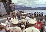 Standbild Crew der USS Wels erhalten U-Boot-Krieg Insignia Pearl Harbor Hawaii USA, 1945, aus Sekunde 36 historischem Filmmaterial Videoclip 65675059778