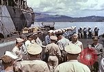 Standbild Crew der USS Wels erhalten U-Boot-Krieg Insignia Pearl Harbor Hawaii USA, 1945, aus Sekunde 37 historischem Filmmaterial Videoclip 65675059778
