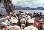 Standbild Crew der USS Wels erhalten U-Boot-Krieg Insignia Pearl Harbor Hawaii USA, 1945, aus Sekunde 38 historischem Filmmaterial Videoclip 65675059778