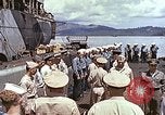 Standbild Crew der USS Wels erhalten U-Boot-Krieg Insignia Pearl Harbor Hawaii USA, 1945, aus Sekunde 39 historischem Filmmaterial Videoclip 65675059778