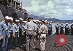 Standbild Crew der USS Wels erhalten U-Boot-Krieg Insignia Pearl Harbor Hawaii USA, 1945, aus Sekunde 40 historischem Filmmaterial Videoclip 65675059778