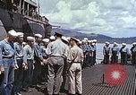 Standbild Crew der USS Wels erhalten U-Boot-Krieg Insignia Pearl Harbor Hawaii USA, 1945, aus Sekunde 41 historischem Filmmaterial Videoclip 65675059778