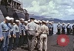 Standbild Crew der USS Wels erhalten U-Boot-Krieg Insignia Pearl Harbor Hawaii USA, 1945, aus Sekunde 42 historischem Filmmaterial Videoclip 65675059778