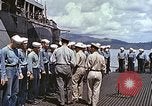 Standbild Crew der USS Wels erhalten U-Boot-Krieg Insignia Pearl Harbor Hawaii USA, 1945, aus Sekunde 43 historischem Filmmaterial Videoclip 65675059778