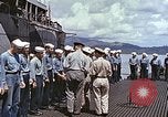 Standbild Crew der USS Wels erhalten U-Boot-Krieg Insignia Pearl Harbor Hawaii USA, 1945, aus Sekunde 44 historischem Filmmaterial Videoclip 65675059778