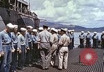 Standbild Crew der USS Wels erhalten U-Boot-Krieg Insignia Pearl Harbor Hawaii USA, 1945, aus Sekunde 45 historischem Filmmaterial Videoclip 65675059778