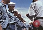 Standbild Crew der USS Wels erhalten U-Boot-Krieg Insignia Pearl Harbor Hawaii USA, 1945, aus Sekunde 46 historischem Filmmaterial Videoclip 65675059778