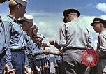 Standbild Crew der USS Wels erhalten U-Boot-Krieg Insignia Pearl Harbor Hawaii USA, 1945, aus Sekunde 47 historischem Filmmaterial Videoclip 65675059778