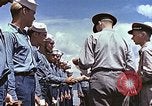 Standbild Crew der USS Wels erhalten U-Boot-Krieg Insignia Pearl Harbor Hawaii USA, 1945, aus Sekunde 48 historischem Filmmaterial Videoclip 65675059778