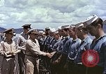 Standbild Crew der USS Wels erhalten U-Boot-Krieg Insignia Pearl Harbor Hawaii USA, 1945, aus Sekunde 50 historischem Filmmaterial Videoclip 65675059778