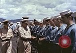 Standbild Crew der USS Wels erhalten U-Boot-Krieg Insignia Pearl Harbor Hawaii USA, 1945, aus Sekunde 51 historischem Filmmaterial Videoclip 65675059778