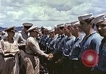 Standbild Crew der USS Wels erhalten U-Boot-Krieg Insignia Pearl Harbor Hawaii USA, 1945, aus Sekunde 52 historischem Filmmaterial Videoclip 65675059778